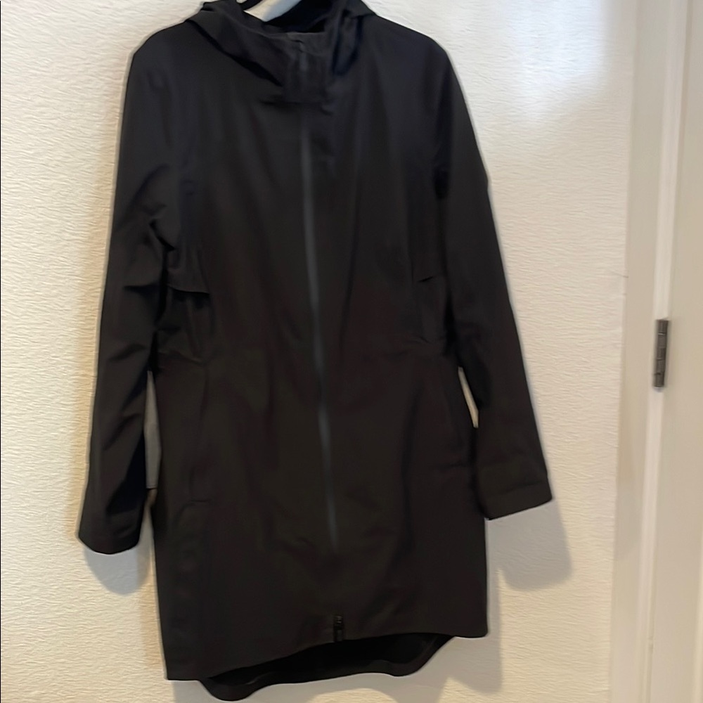 Women’s lululemon rain jacket 12